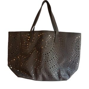 Bath & Body Works Laser Cut Grey & Metallic Rose Tote Bag
(172)